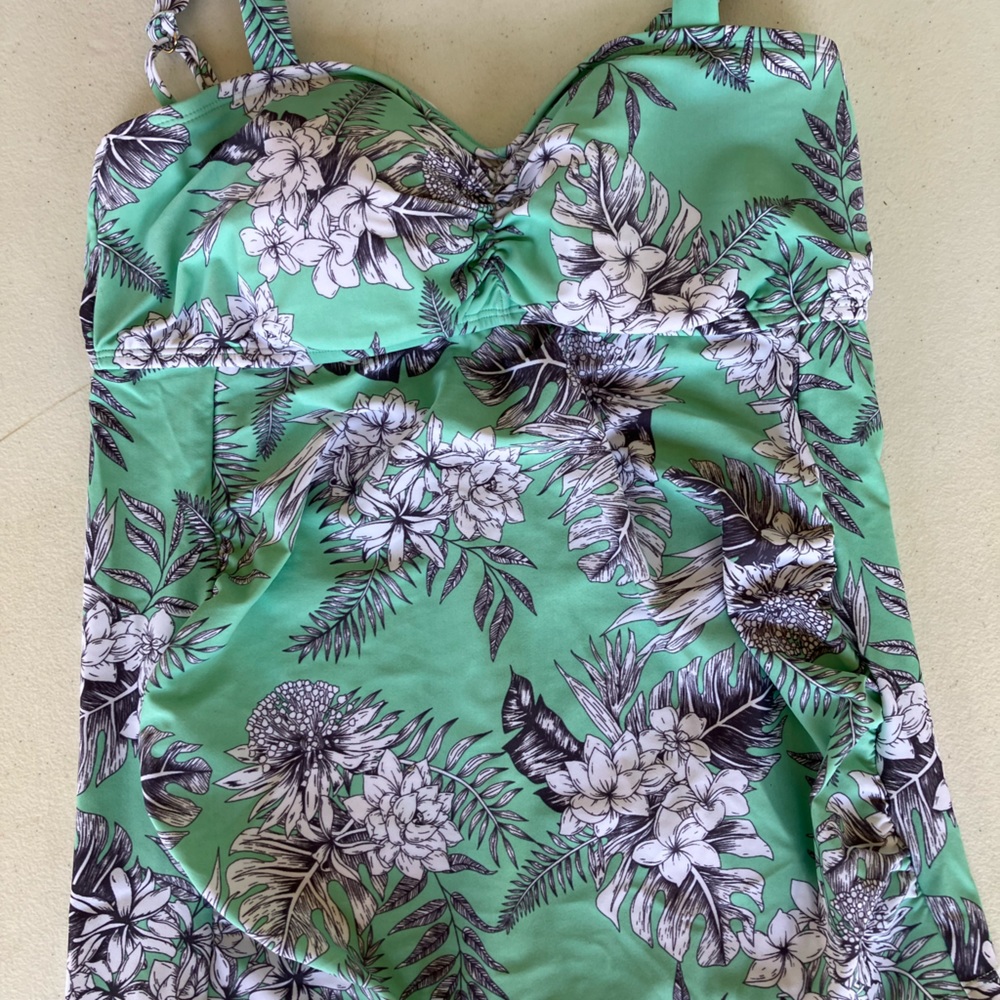 Motherhood Maternity Brand New Never Worn Medium Swim suit